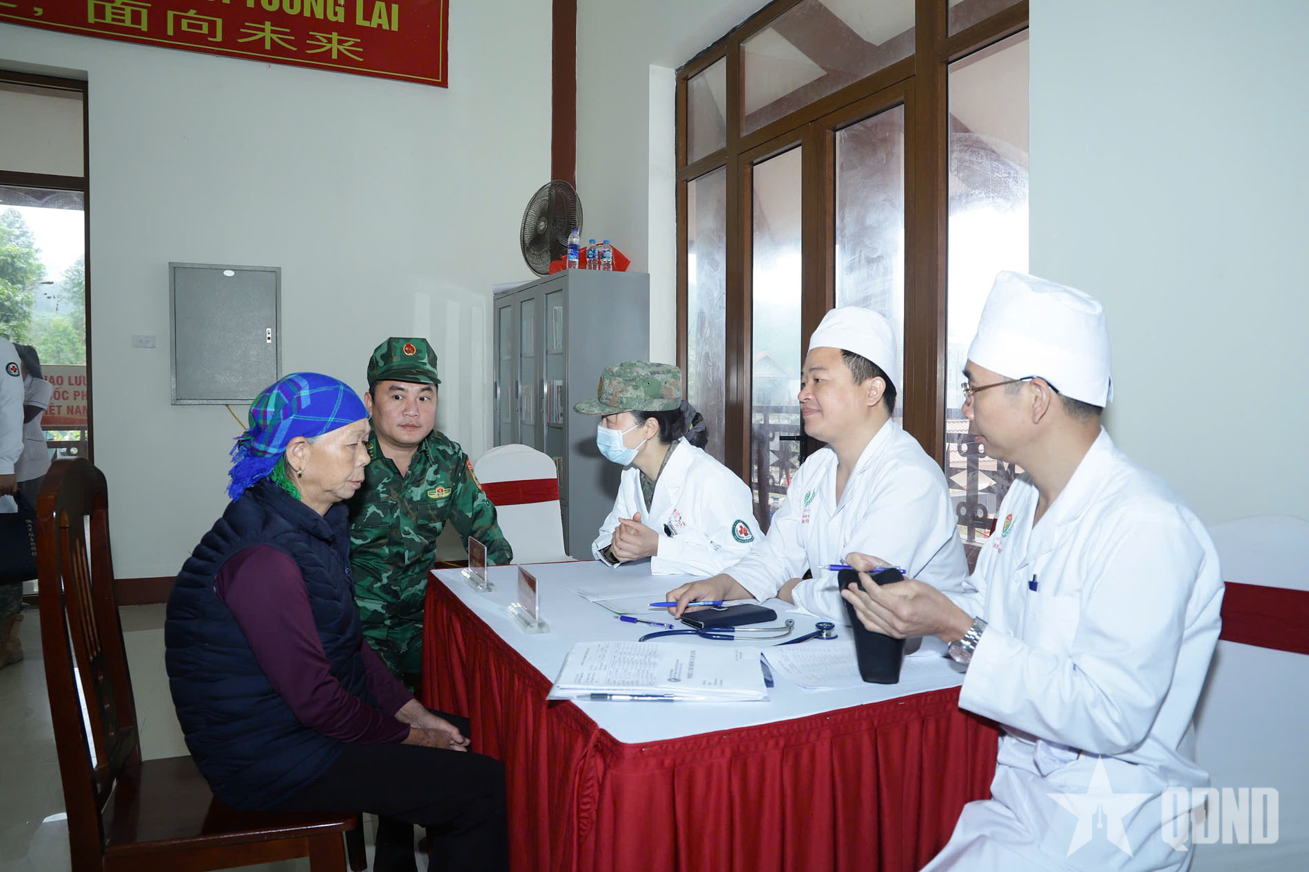 Khám, chữa bệnh cho nhân dân biên giới hai nước Việt Nam - Trung Quốc